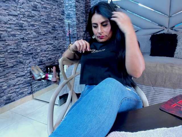 Ladyxmilf live cam preview