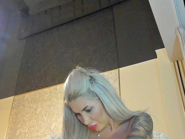 LovellyEmma live cam on BongaCams