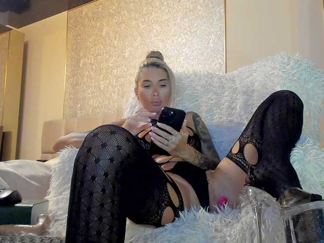 LovellyEmma live cam on BongaCams