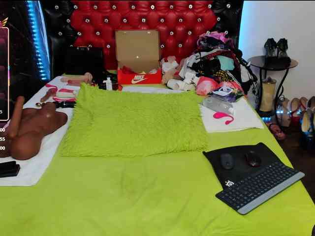 Slutty_milf_bitch webcam
