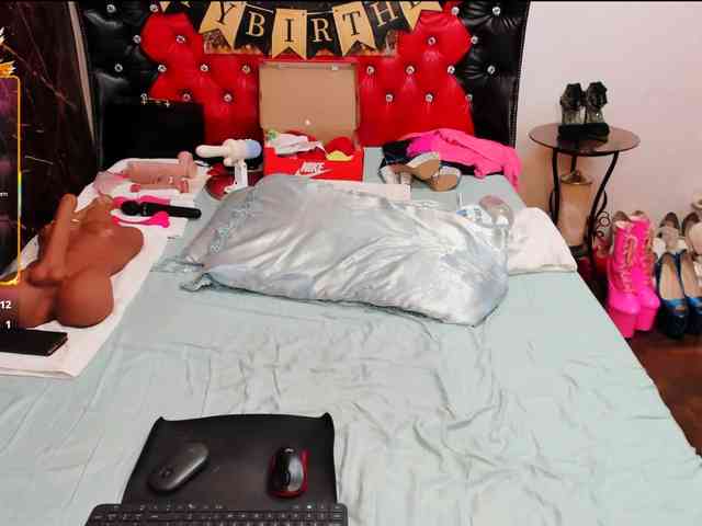 Slutty_milf_bitch webcam