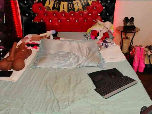 Slutty_milf_bitch webcam
