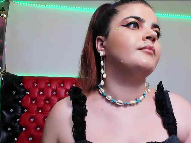 Slutty_milf_bitch webcam