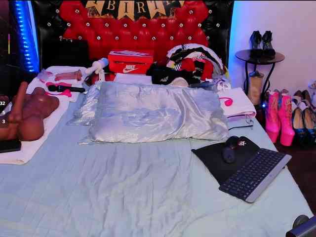 Slutty_milf_bitch webcam