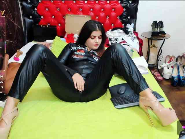 Slutty_milf_bitch webcam