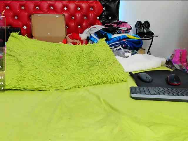 Slutty_milf_bitch webcam