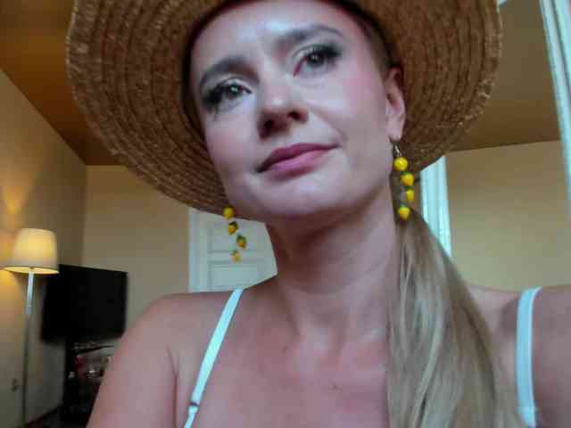 MissMotivated webcam