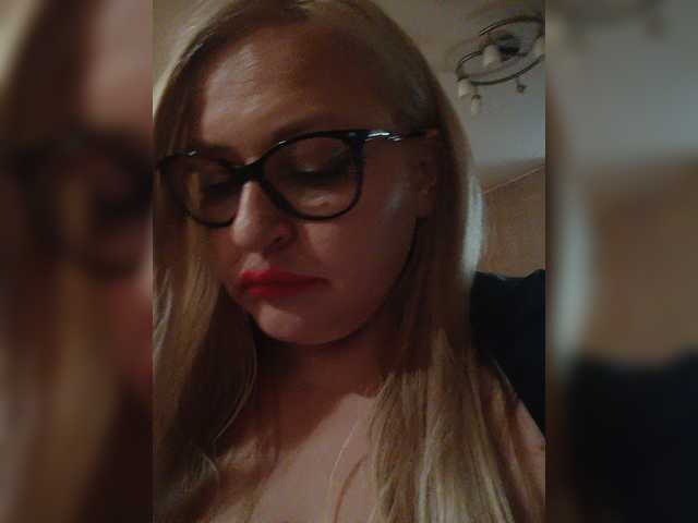 WifeyNusha live webcam show