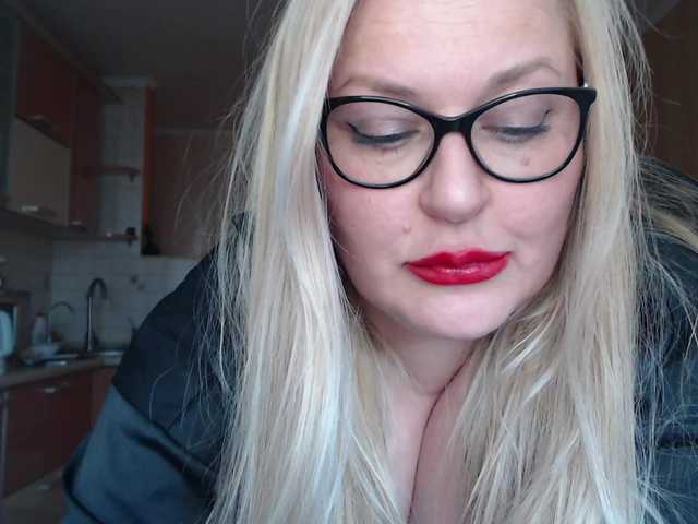 WifeyNusha live webcam show