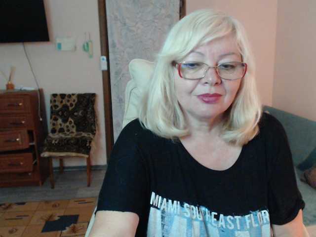 EvelynLoveShy live cam preview