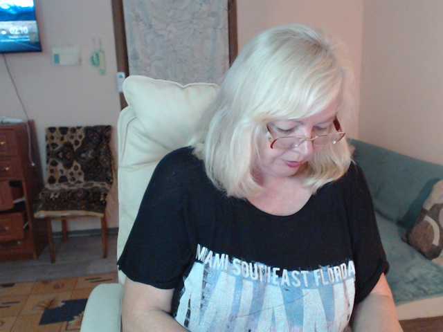 EvelynLoveShy live cam preview