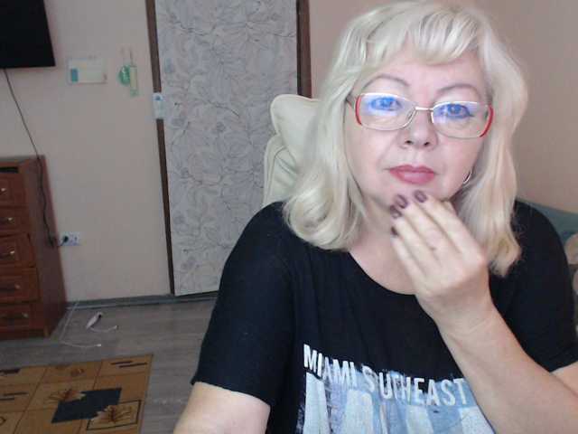 EvelynLoveShy live cam preview