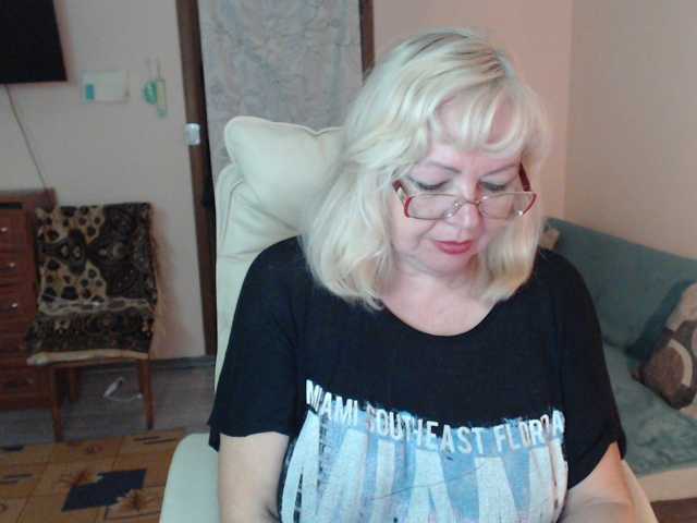 EvelynLoveShy live cam preview