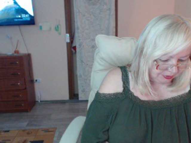 EvelynLoveShy live cam preview
