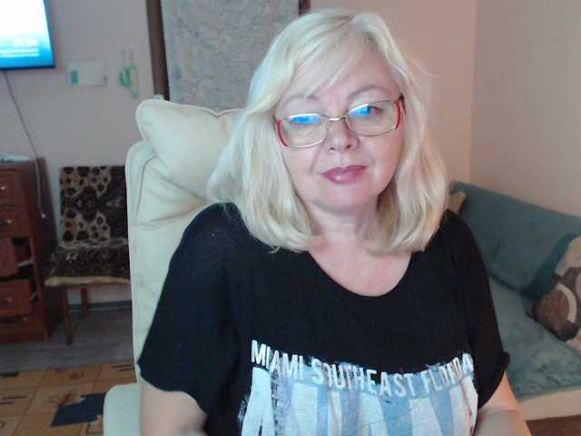 EvelynLoveShy live cam preview