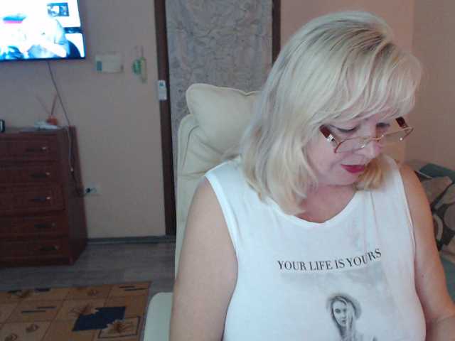 EvelynLoveShy live cam preview
