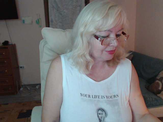EvelynLoveShy live cam preview