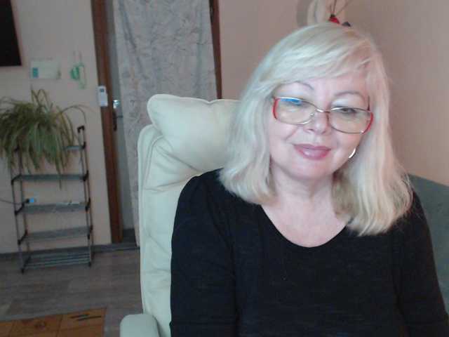 EvelynLoveShy live cam preview