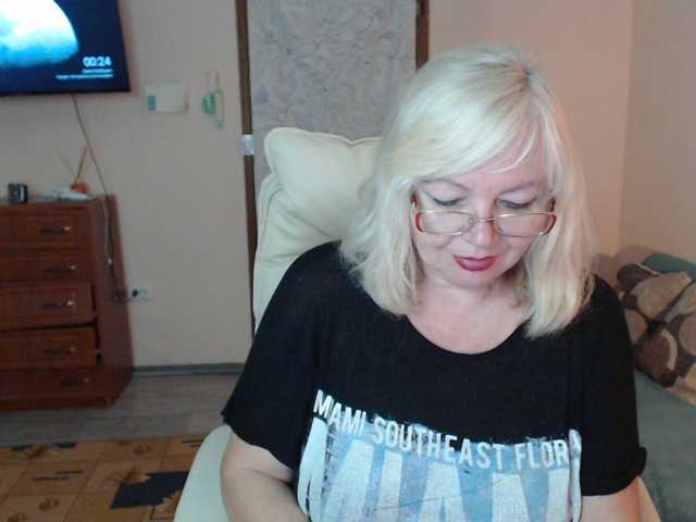 EvelynLoveShy live cam preview