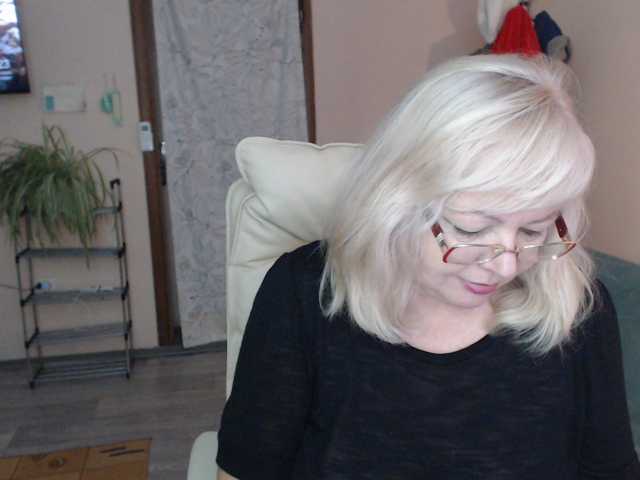 EvelynLoveShy live cam preview