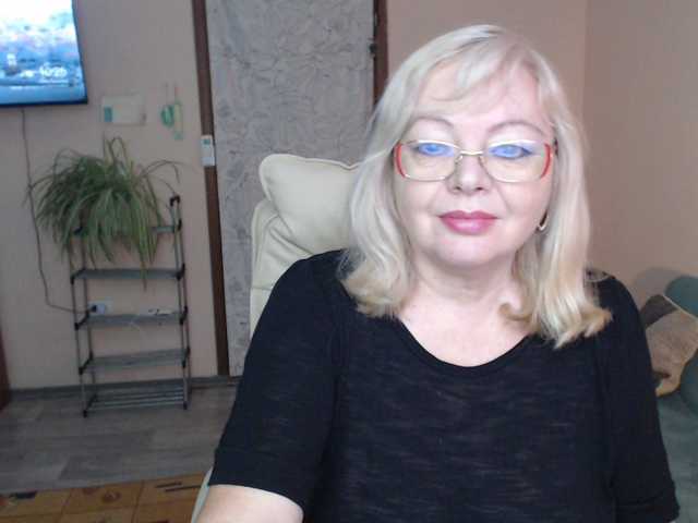 EvelynLoveShy live cam on BongaCams