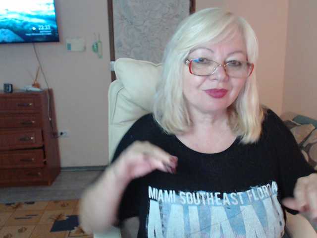 EvelynLoveShy live cam preview