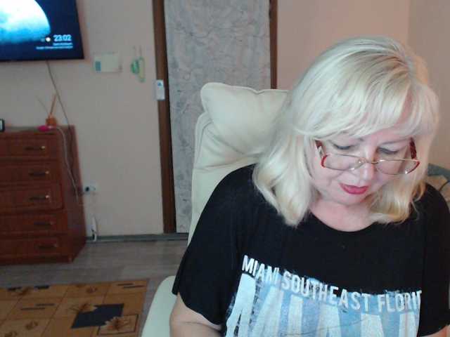 EvelynLoveShy live cam preview