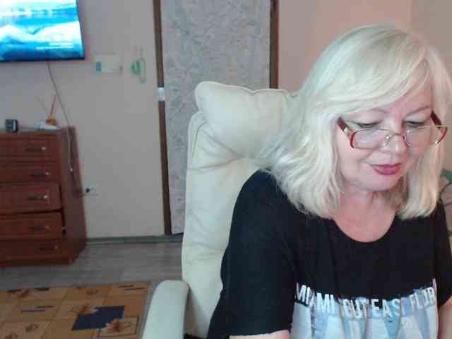 EvelynLoveShy webcam