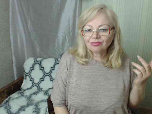 Model: EvelynLoveShy