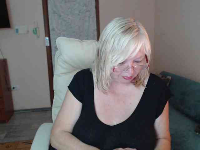 EvelynLoveShy webcam