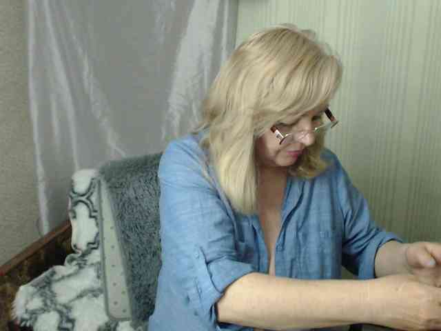 EvelynLoveShy webcam