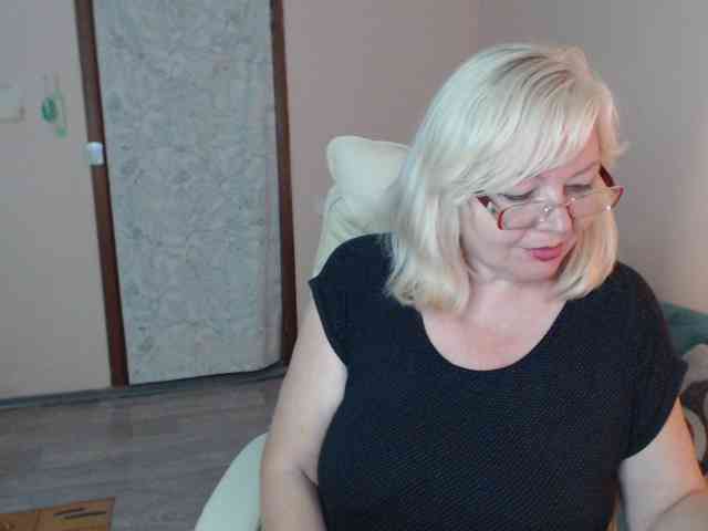 EvelynLoveShy webcam