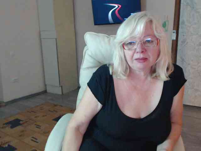 EvelynLoveShy webcam