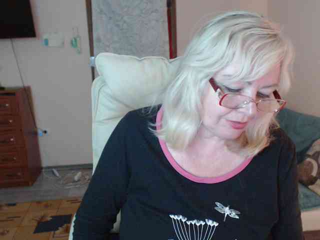 EvelynLoveShy webcam