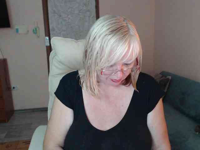 EvelynLoveShy webcam