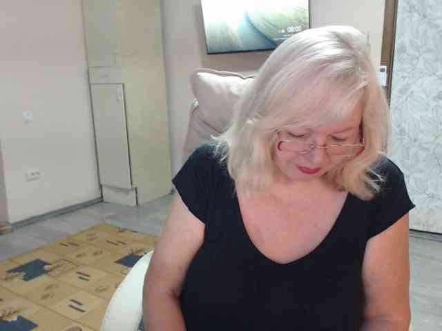 EvelynLoveShy webcam