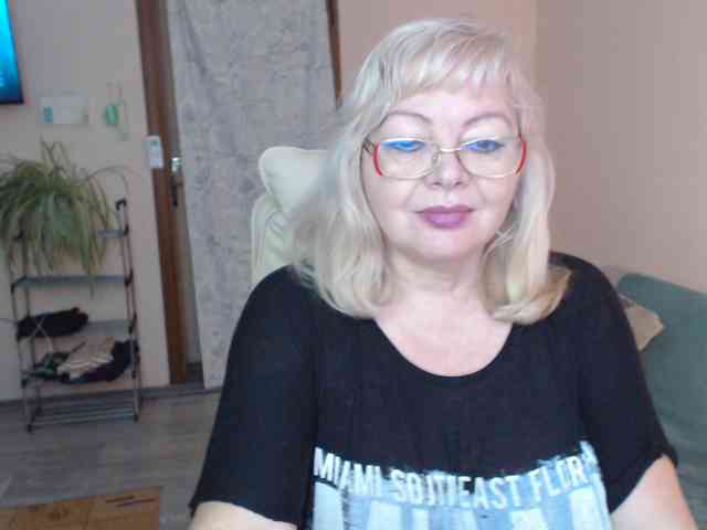 EvelynLoveShy webcam