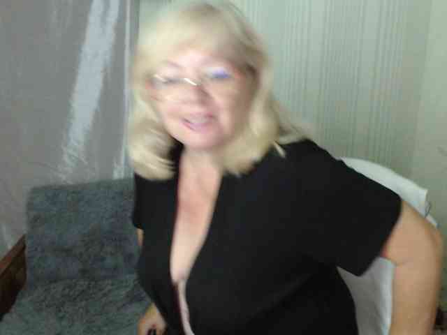 EvelynLoveShy webcam