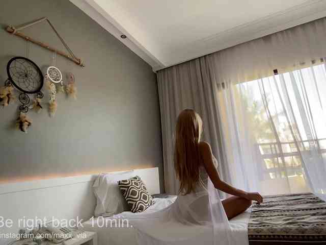 Model: MaxineDi