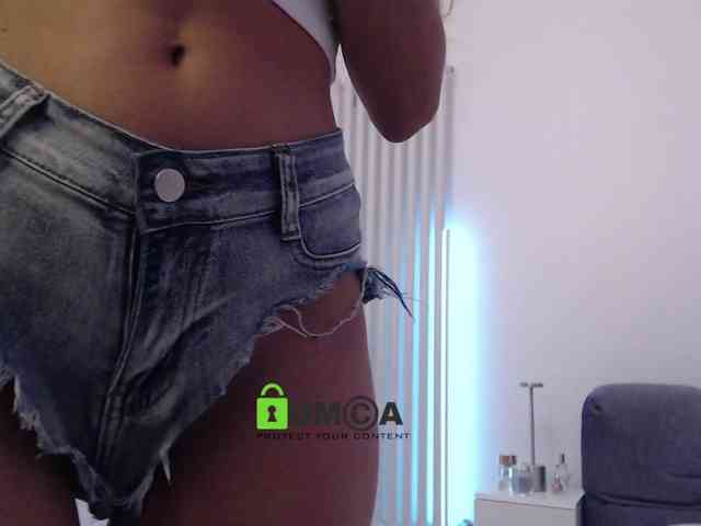 Maxinedi's cam show statistics and live stream