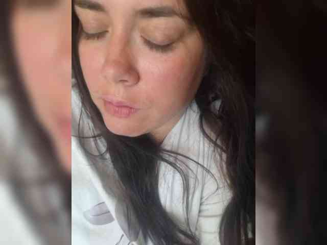 Naturally_Mom webcam