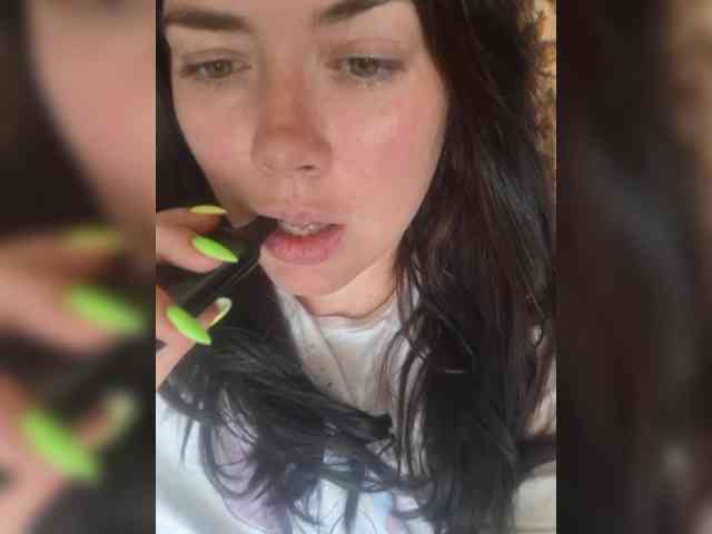 Naturally_Mom webcam