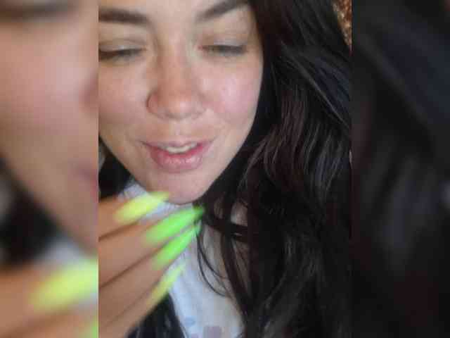 Naturally_Mom webcam