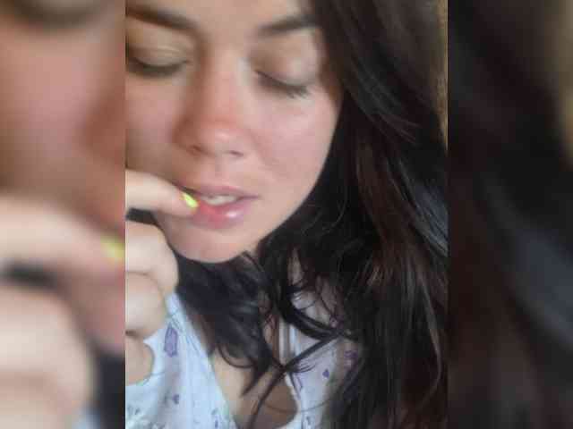Naturally_Mom webcam