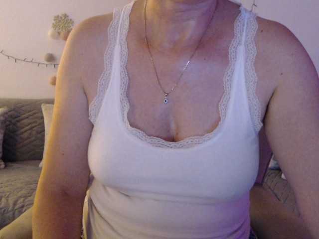 goodSnowQueen live cam on BongaCams