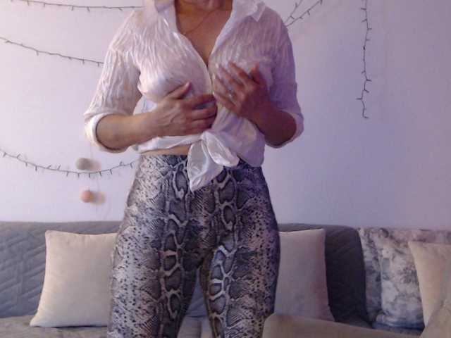 goodSnowQueen live cam on BongaCams