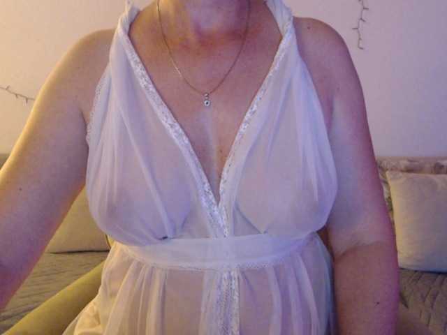 goodSnowQueen live cam on BongaCams