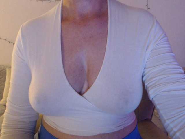 goodSnowQueen live cam on BongaCams