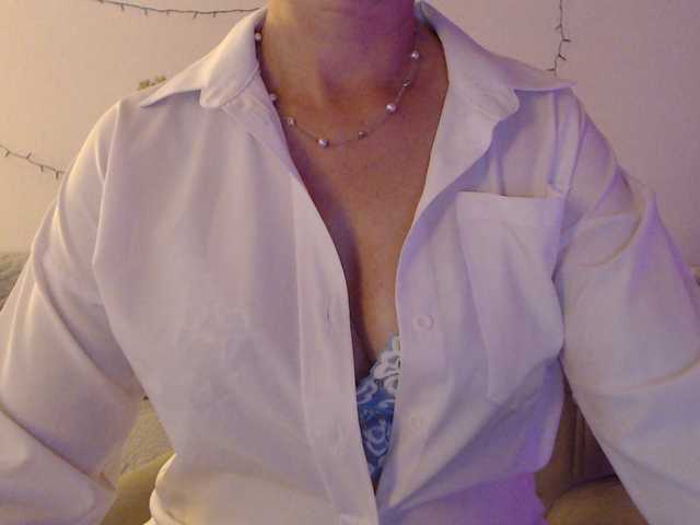 goodSnowQueen live cam on BongaCams