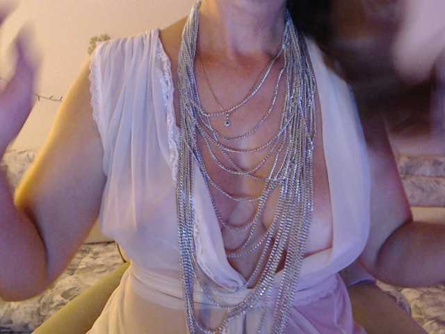 goodSnowQueen live cam on BongaCams